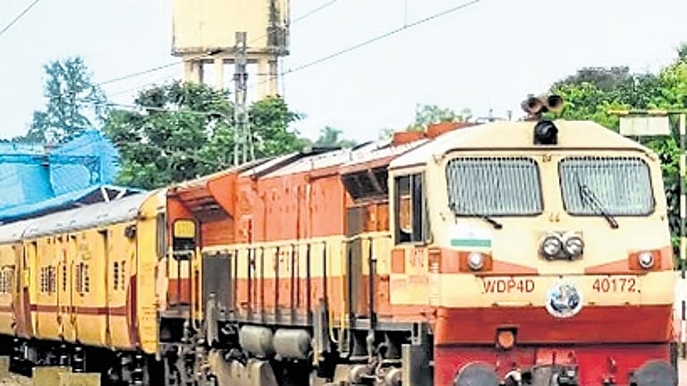மேற்கு வங்கத்தில் ரயில் தண்டவாளத்தைக் கடக்க முயன்றபோது ரயில் மோதி பெண் உள்பட 3 பேர் பலி