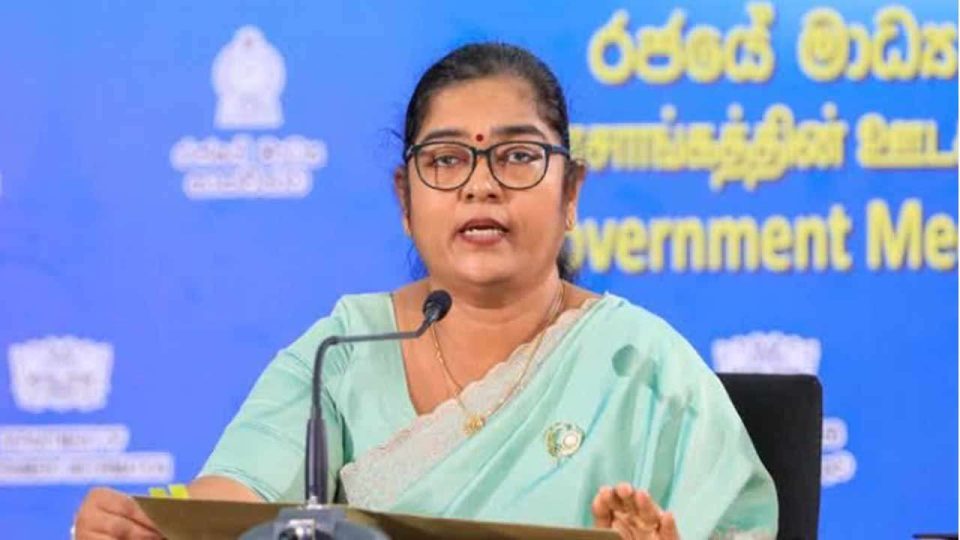 நவீன கைபேசிகளைப் பயன்படுத்துவதற்கு 12 வயதுக்குட்பட்ட மாணவர்களுக்குத் தடை!  – அமைச்சர் சரோஜா தெரிவிப்பு.