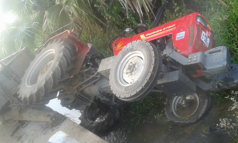 உழவு இயந்திரம் மோதி ஒருவர் பரிதாப மரணம்  – இருவர் படுகாயம்.