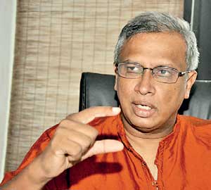 கூட்டாட்சி முறைமை குறித்து தமிழ்த் தரப்புடன் பேசத் தயார்  ஆளுந்தரப்பு உறுப்பினர்கள் கூறியதாக சுமந்திரனிடம் சுவிஸ் தூதுவர் தெரிவிப்பு.