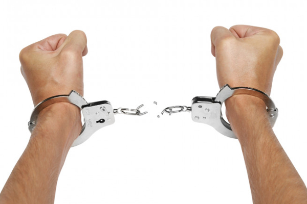 கைவிலங்குடன் தப்பிச் சென்ற சந்தேகநபர் வசமாக மாட்டினார்  – அவருக்கு உதவி செய்த குற்றச்சாட்டில் நண்பனும் கைது.