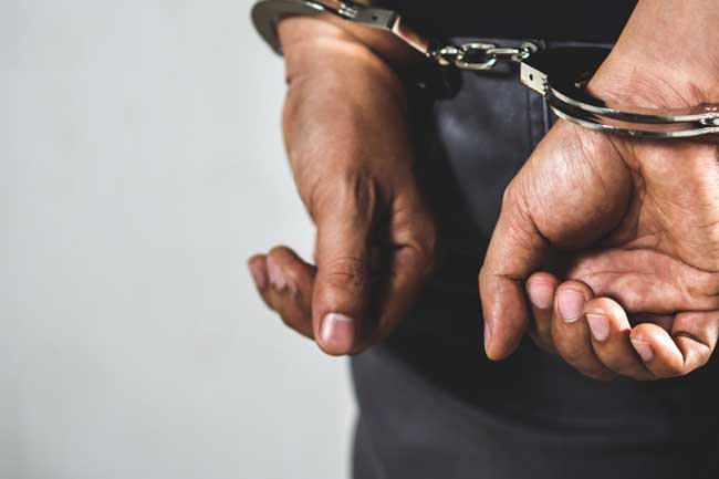 கைதி ஒருவருக்குப் போதைப்பொருள் வழங்க உடந்தையாக இருந்த சிறை அதிகாரி கைது!