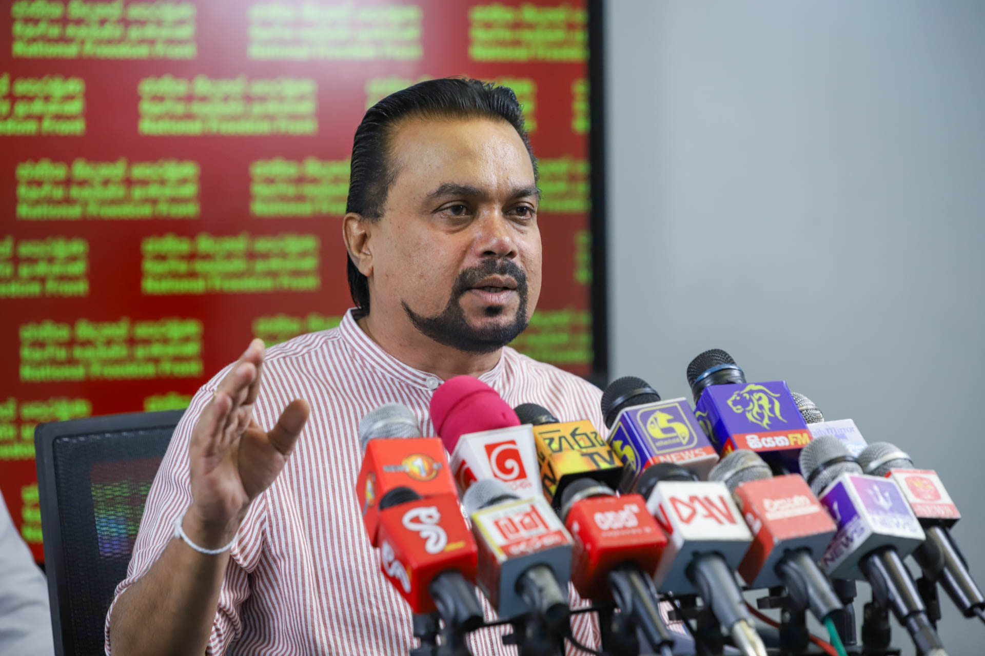 செவ்வந்தி விடயத்தில் தவறான அணுகுமுறை  – ஊடகக் கண்காட்சி எதற்கு என்று விமல் கோபாவேசம்.