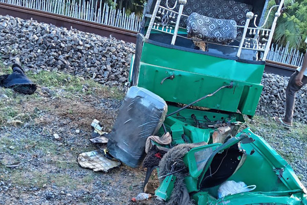 ரயிலுடன் மோதிய ஓட்டோ! சாரதி பரிதாப உயிரிழப்பு!!