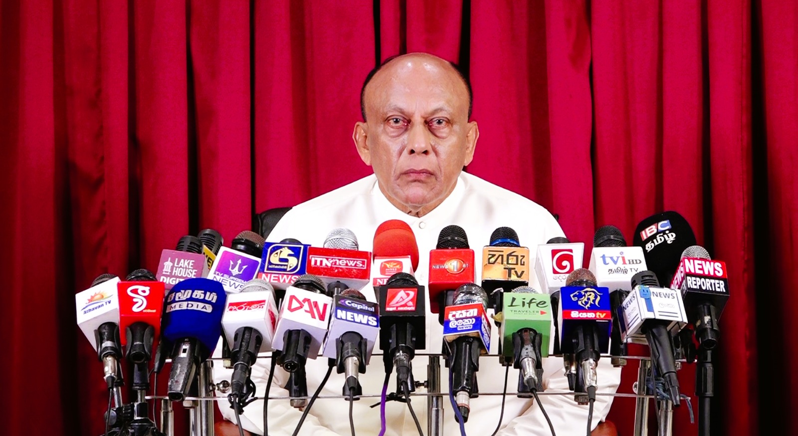 பாதாள உலகக் குழு விவகாரம்:  தெற்குக்குக் கறுப்பு முத்திரை! வடக்குக்கு வெள்ளையடிப்பு!!  – இப்படிச் சீறுகின்றது மஹிந்த அணி.