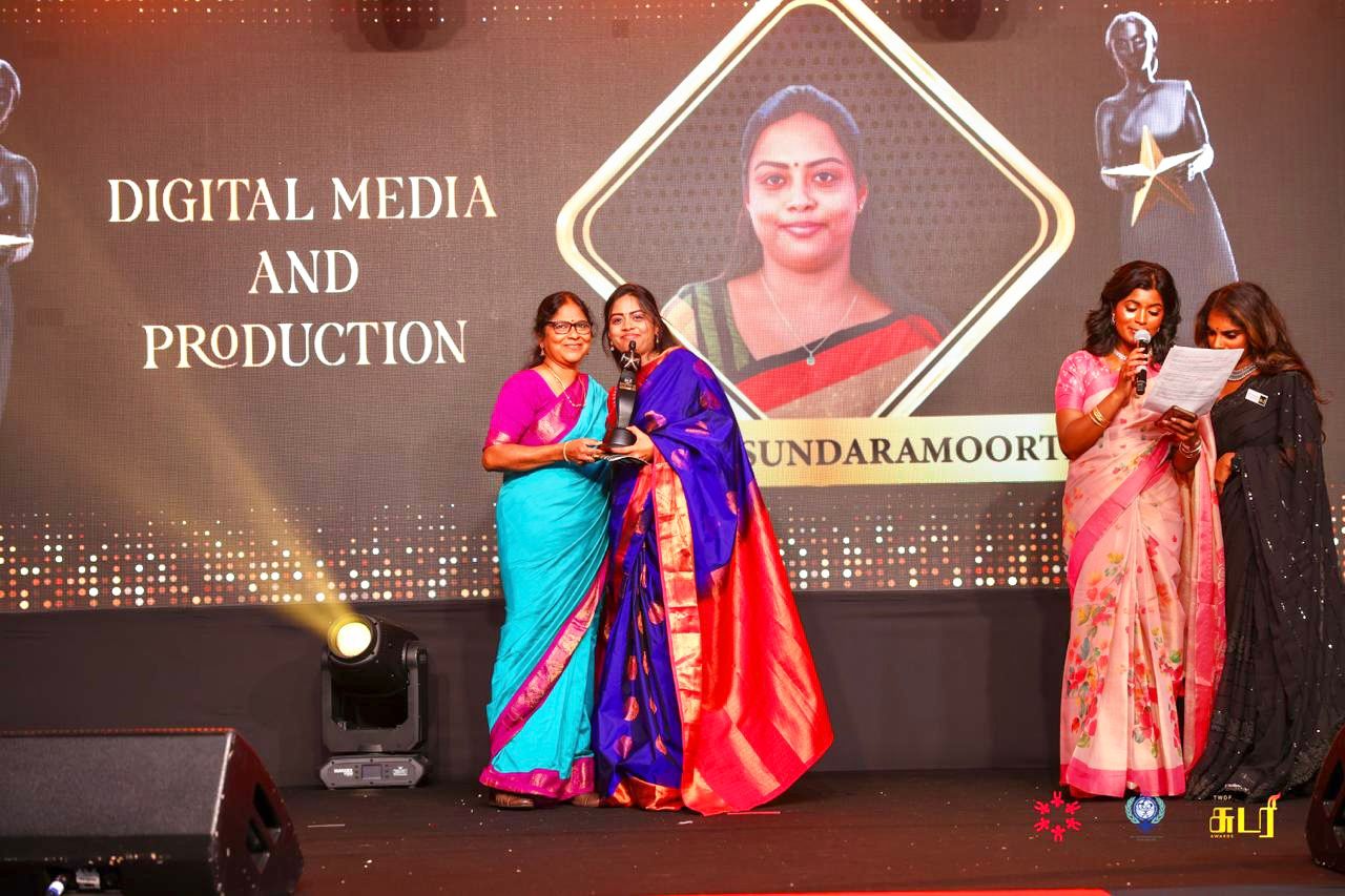 இலண்டனில் நடைபெற்ற ‘சுடரி விருது’ விழாவில் துவாரகிக்குச் சிறந்த ஊடக ஆளுமைக்கான விருது.