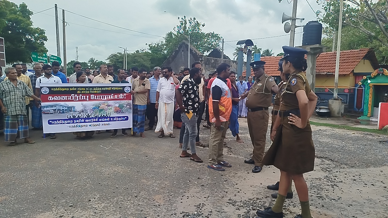 பருத்தித்துறை நகரத்தின் மரக்கறிச் சந்தையை பழைய இடத்துக்கு மாற்றக் கோரி போராட்டம்!  – புதிய இடத்தில் அதிகாலை முதல் வழமை போல் இயங்கிய சந்தை.