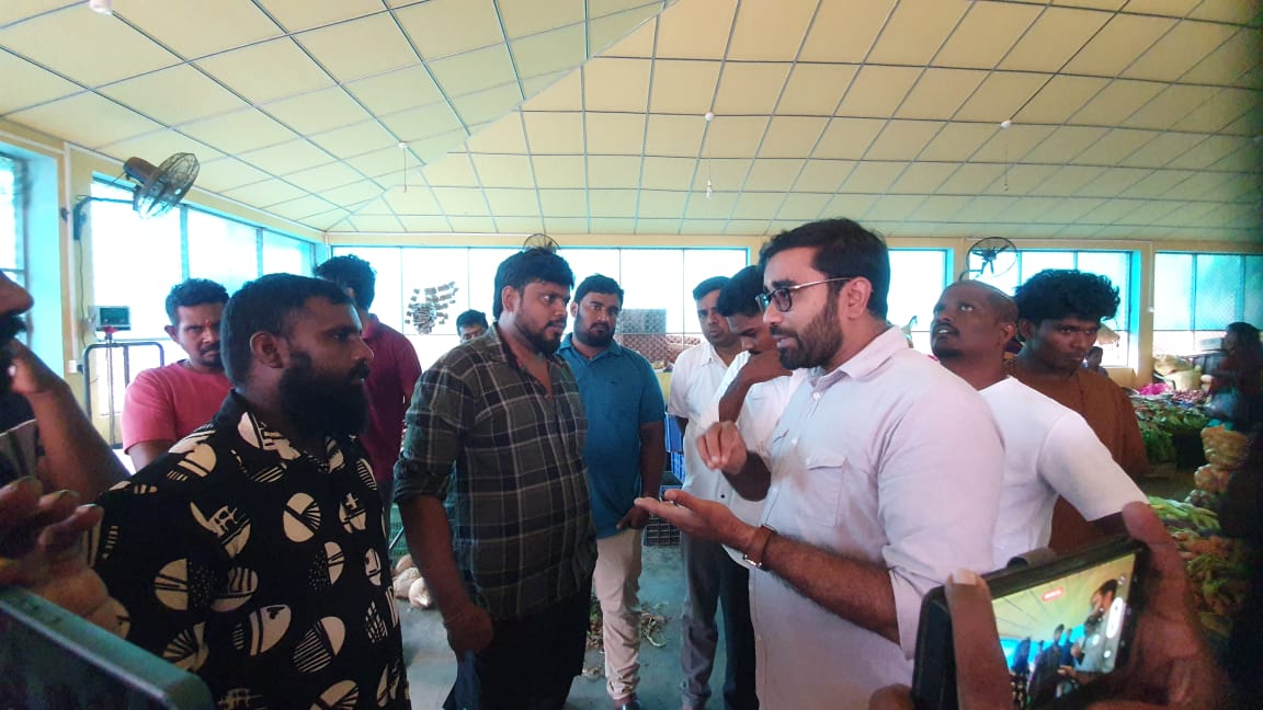 பருத்தித்துறை மரக்கறிச் சந்தையைப் பார்வையிட்டு வியாபாரிகளுடன் கலந்தாலோசனை நடத்திய எம்.பி.