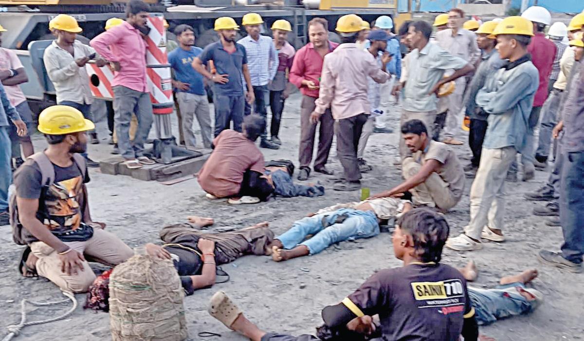 மீஞ்சூர் அருகே கோர விபத்து: எண்ணூர் அனல்மின் நிலைய கட்​டு​மான பணி​யில் சாரம் சரிந்து 9 வடமாநில தொழிலாளர்கள் பலி!