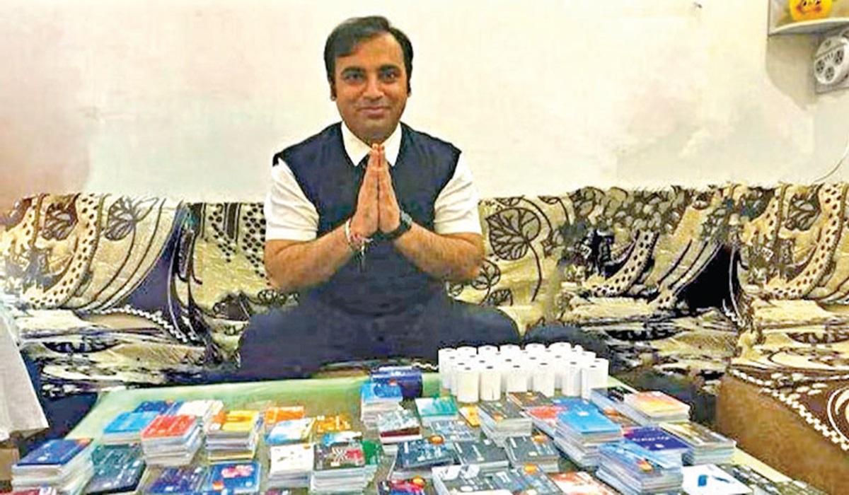 புதுடெல்லி: 1,638 கடன் அட்டைகள்; கின்னஸ் சாதனைப் படைத்த மணிஷ் தமேஜா!