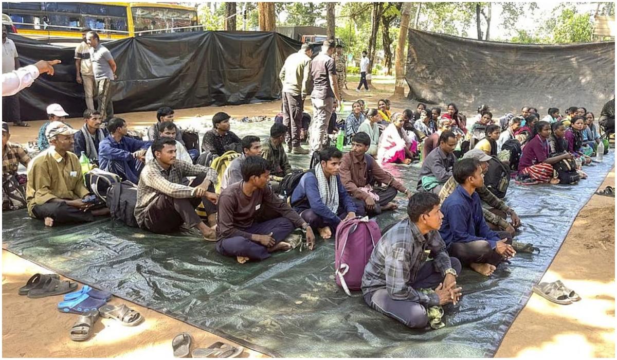 சத்தீஸ்கரில் வரலாற்றுச் சாதனை: இதுவரை இல்லாத அளவில் ஒரே நாளில் 210 நக்சலைட்டுகள் சரணடைவு!