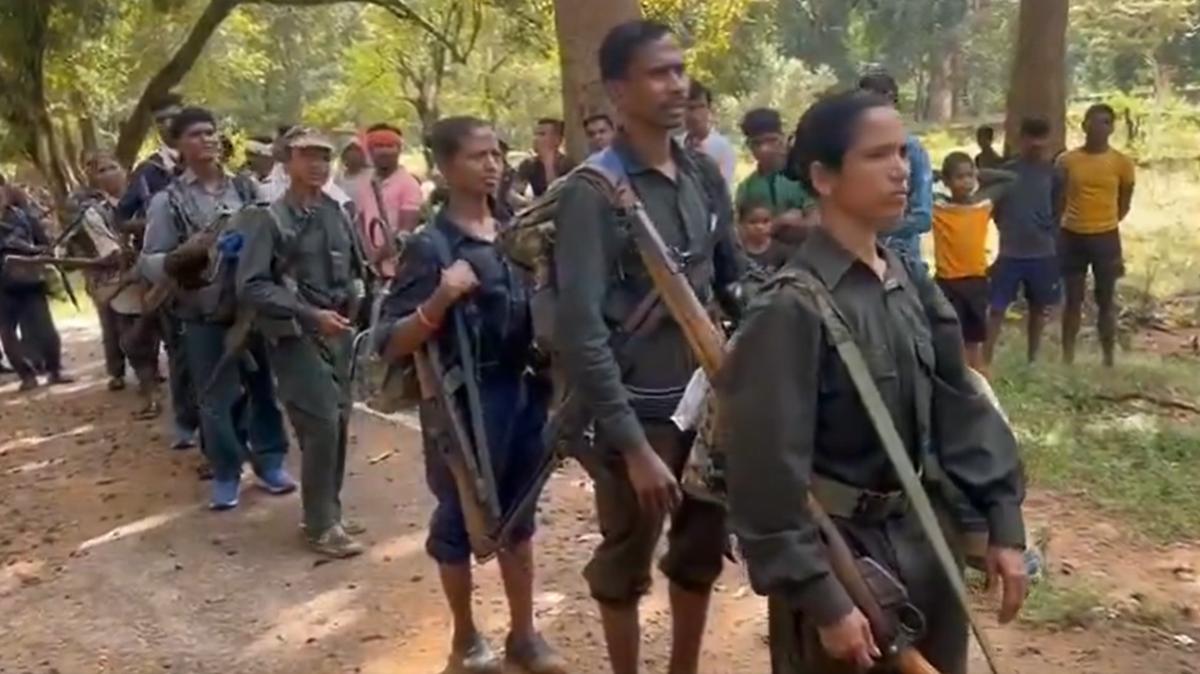 சத்தீஸ்கர்: 13 பெண்கள் உட்பட 21 மாவோயிஸ்ட்கள் போலீஸார் முன்பு சரண்