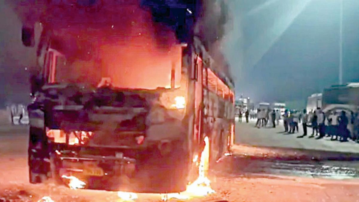 ஆந்திரா சம்பவத்தின் அதிர்ச்சி நீங்கும் முன்… உ.பி.யில் சொகுசுப் பேருந்து தீப்பிடித்து எரிந்தது! 70 பயணிகள் அதிர்ஷ்டவசமாக உயிர் தப்பினர்!