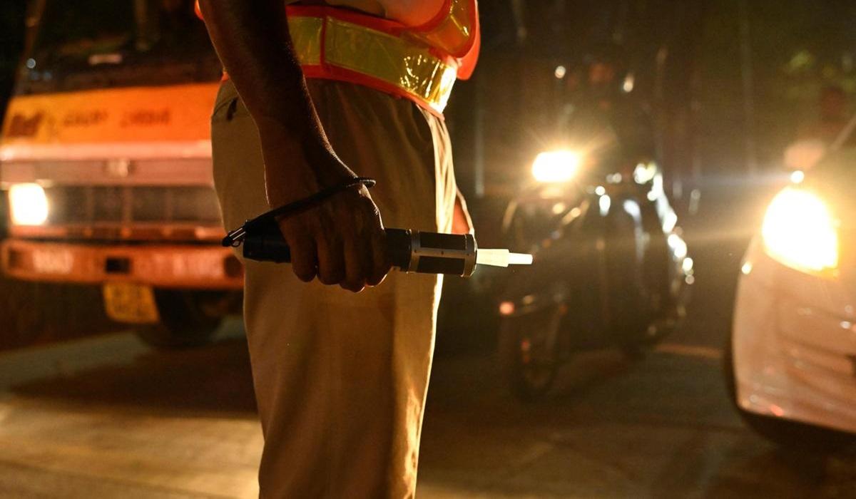 குடிபோதையில் வாகனம் ஓட்டியவருக்கு புதுமையான தண்டனை: 1,000 துண்டுப் பிரசுரங்கள் வழங்க நீதிமன்றம் உத்தரவு!