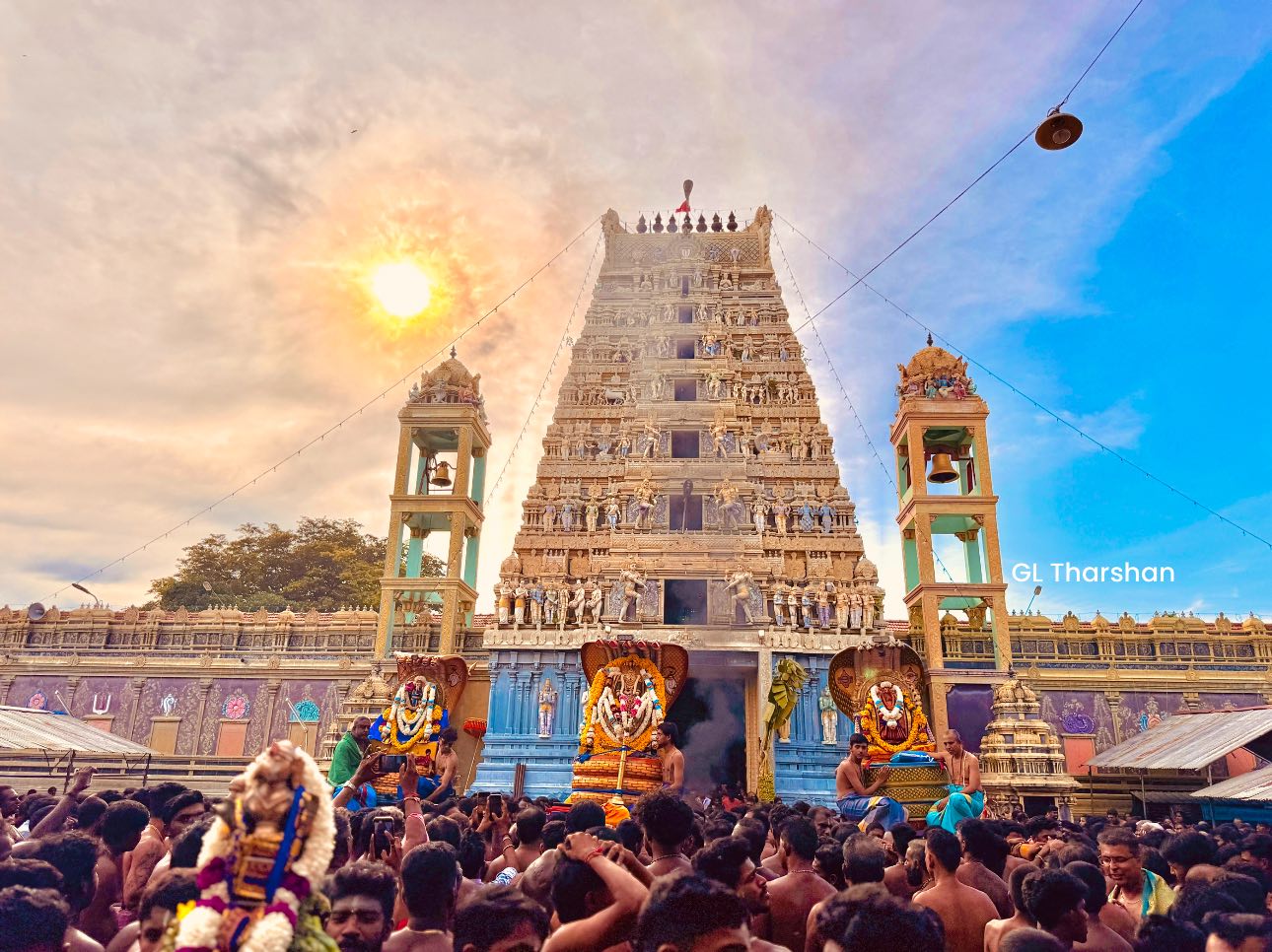 பல்லாயிரக்கணக்கான பக்தர்கள் புடைசூழ வங்கக் கடலில் தீர்த்தமாடிய வல்லிபுர ஆழ்வார்.