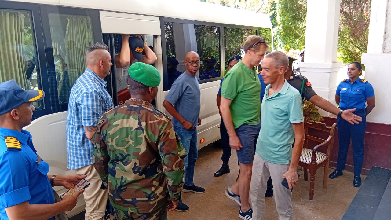 யாழ். நூலகத்தைப் பார்வையிட்ட வெளிநாட்டு இராணுவ அதிகாரிகள்.