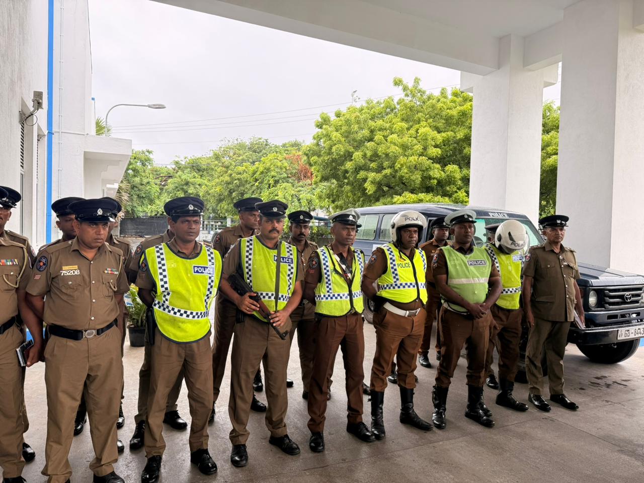 யாழ்ப்பாணம் மாவட்டத்தில் வசிக்கும் மக்கள்  பொலிஸ் அவசர சேவையை உடன் பெற 021 222 2221 இற்கு அழைப்பு எடுக்கலாம்!