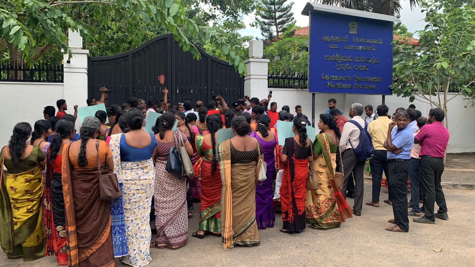 வடக்கு மாகாண ஆளுநர் அலுவலகத்தை முற்றுகையிட்டு ஆசிரியர்கள் போராட்டம்.