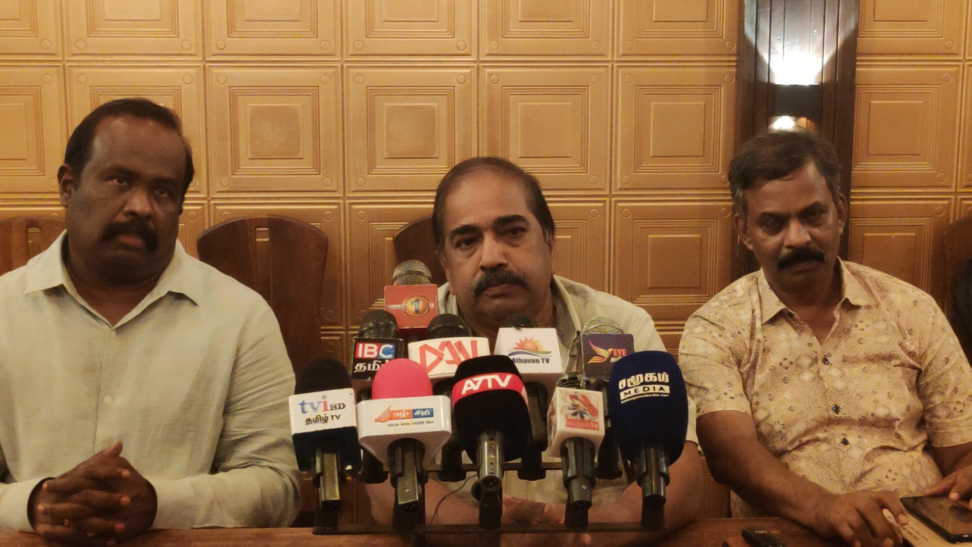 இலட்சக்கணக்கான உயிர்களைக் கொடுத்து எடுத்த  மாகாண சபை முறைமை தமிழர் வசமாக வேண்டும்  – தமிழ் மக்கள் பேரவையின் புரிந்துணர்வு ஒப்பந்தத்தின் பிரகாரமே செயற்படுகின்றோம் என்றும் சுரேஷ் தெரிவிப்பு.