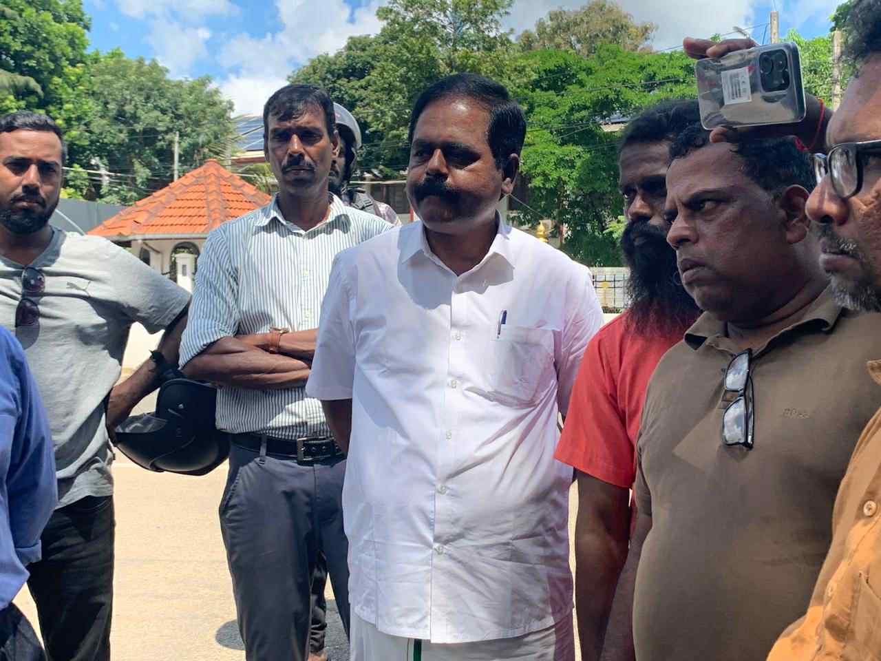 யாழ்ப்பாணத்தில் ஆசிரியர்களின் போராட்டக் களத்தில் சிறீதரன் எம்.பி.