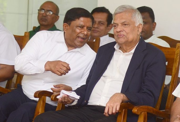 சஜித் அணியுடன் கூட்டுப் பயணம்: ரணிலின் கட்சி நாளை முக்கிய முடிவு  – வஜிர அபேவர்தன தகவல்.