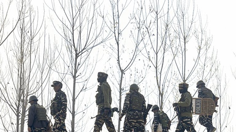 சத்தீஸ்கரின் பிஜாபூா் மாவட்டத்தில் 22 பெண்கள் உள்பட 103 நக்ஸல்கள் ஒரே நாளில் சரண்!