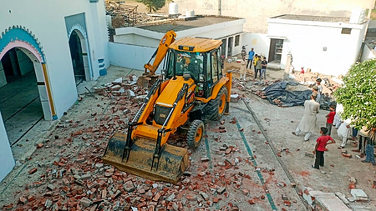 சட்டவிரோத கட்டுமானம்: உ.பி.யில் புல்டோசர் மூலம் மசூதியை தாங்களே இடித்து அகற்றிய முஸ்லிம் கமிட்டி