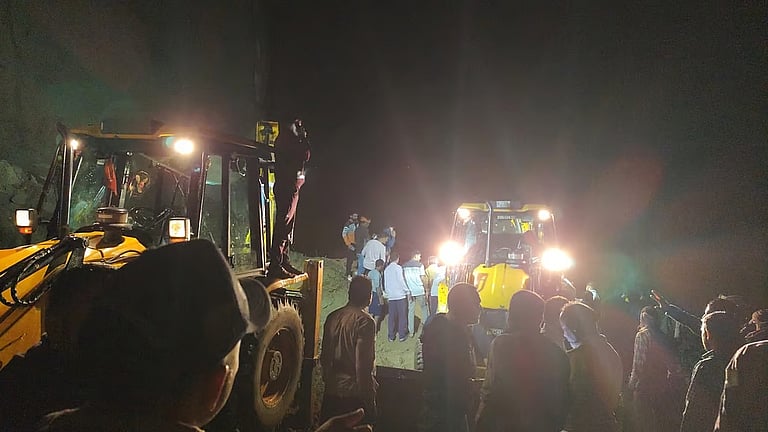 ஹிமாசலப் பிரதேச நிலச்சரிவு: தனியாா் பேருந்து சிக்கி 18 போ் பலி