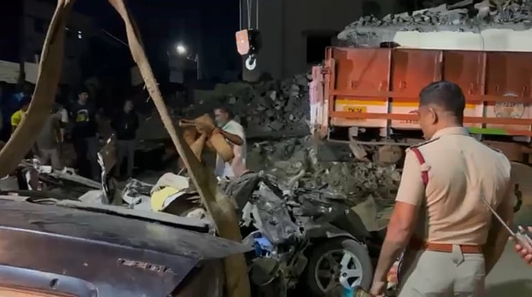 கோவை ஜிடி மேம்பாலத்தில் விபத்து: சாலையோரம் நின்ற லாரி மீது கார் மோதியதில் 3 பேர் பலி