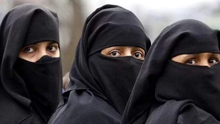 கேரள ஹிஜாப் சர்ச்சை: கிறிஸ்தவப் பள்ளியில் 8ஆம் வகுப்பு மாணவிக்கு ஹிஜாப் அணியத் தடை; பெரும் பரபரப்பு!