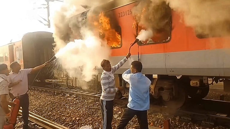 ஓடும் ரயிலில் பயங்கர தீ விபத்து! அபாயச் சங்கிலியை இழுத்து உயிரைக் காத்த பயணிகள் – 3 பெட்டிகள் எரிந்து நாசம்!