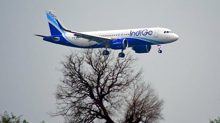 166 பயணிகளுடன் சென்ற விமானத்தில் பதற்றம்: எரிபொருள் கசிவால் வாரணாசியில் பத்திரமாகத் தரையிறங்கியது!