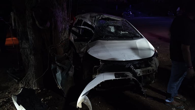 கோவையில் பயங்கரம்: அதிவேகமாகச் சென்ற கார் மரத்தில் மோதி விபத்து; 4 பேர் பலி, ஒருவர் கவலைக்கிடம்!