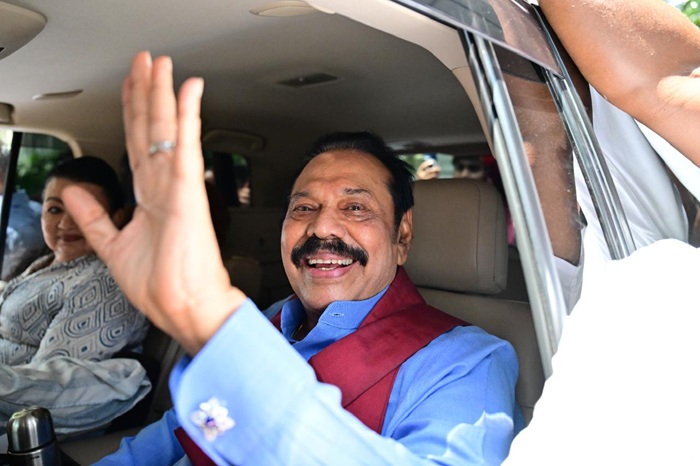 பாதுகாப்பு வாகனத்தை ஒப்படைத்தார் மஹிந்த.