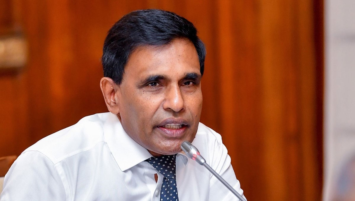 அயல்நாடுகளில் குண்டுகள் வெடித்தாலும் இலங்கைக்கு எந்த ஆபத்தும் இல்லையாம்  – இப்படி நாடாளுமன்றில் கூறினார் பொதுமக்கள் பாதுகாப்பு அமைச்சர்.