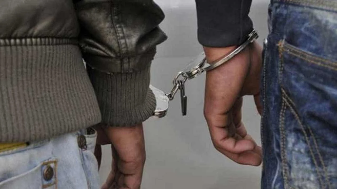 வன்முறைக் கும்பலைச் சேர்ந்தவர்கள் யாழ்ப்பாணத்தில் தொடர்ச்சியாகக் கைது  – நேற்றும் இருவர் வாள், கைக்குண்டு, ஹெரோயினுடன் சிக்கினர்.