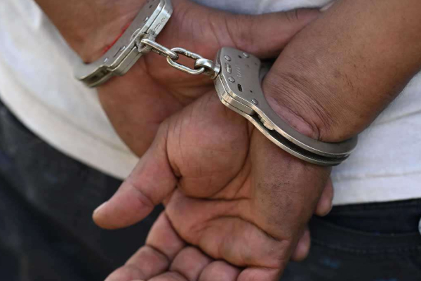 ரிவால்வர் ரக துப்பாக்கியுடன் குடும்பஸ்தர் ஒருவர் சிக்கினார்!  – அவரிடமிருந்து போதைப்பொருளும் மீட்பு.