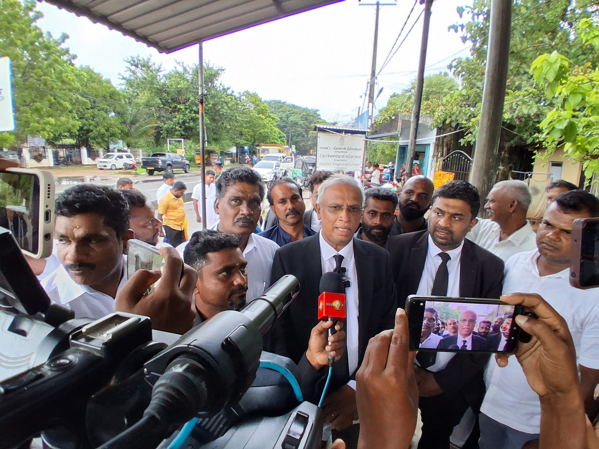 தொல்பொருள் பெயர்ப்பலகைகளை அகற்றிய வழக்கு:  வாழைச்சேனை தவிசாளர் உள்ளிட்ட ஐவரும் இன்று பிணையில் விடுவிப்பு.