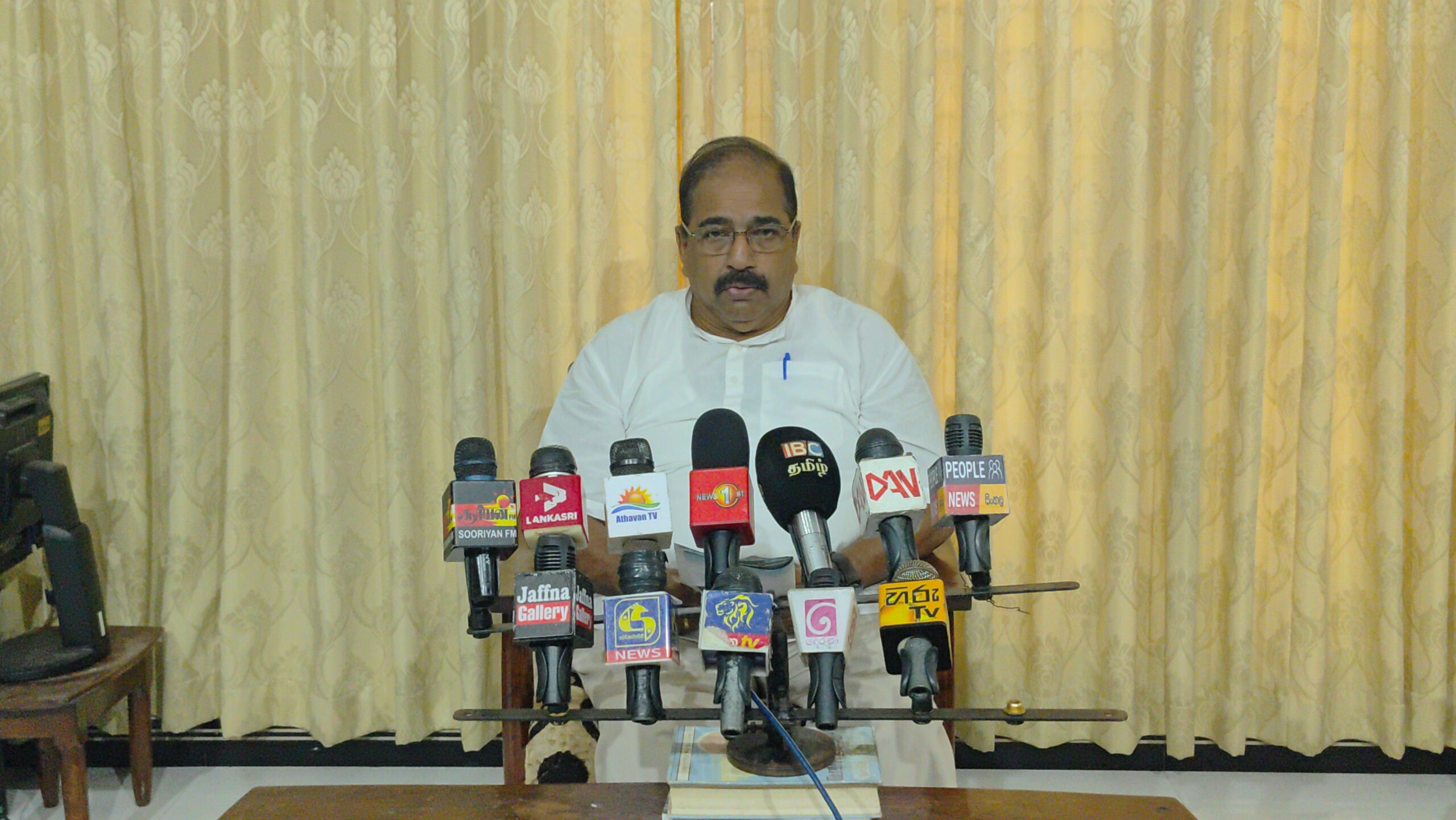 மீண்டும் கூட்டமைப்பாகச் செயற்பட  நிபந்தனை விதிப்பது நல்லதல்ல!  – சுமந்திரனுக்குச் சுரேஷ் பதில்.