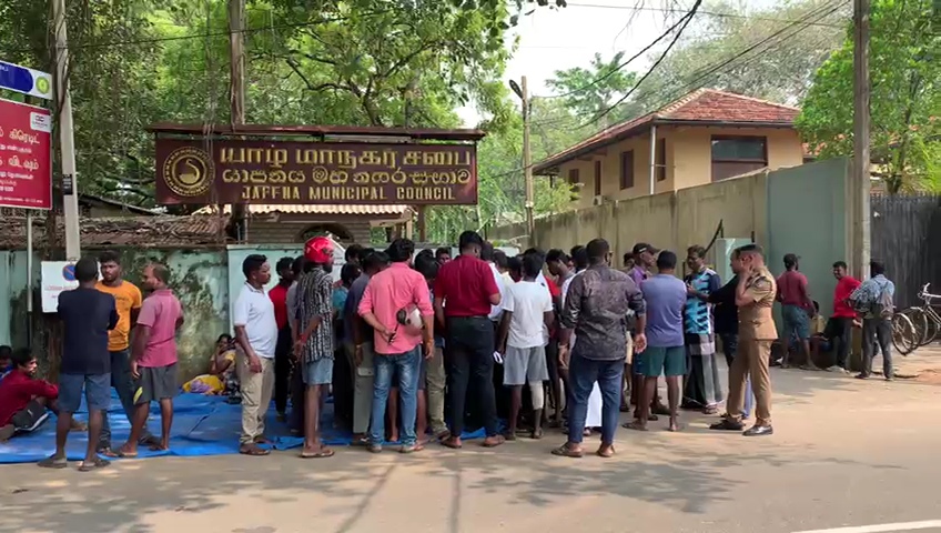 யாழ். மாநகர சுகாதார சிற்றூழியர்கள் இன்று பணிப்பகிஷ்கரிப்புப் போராட்டம்  – வீதியில் நிற்பவர்களைச் சந்திப்பதற்குத் தயாரில்லை என்று மேயர் தெரிவிப்பு.
