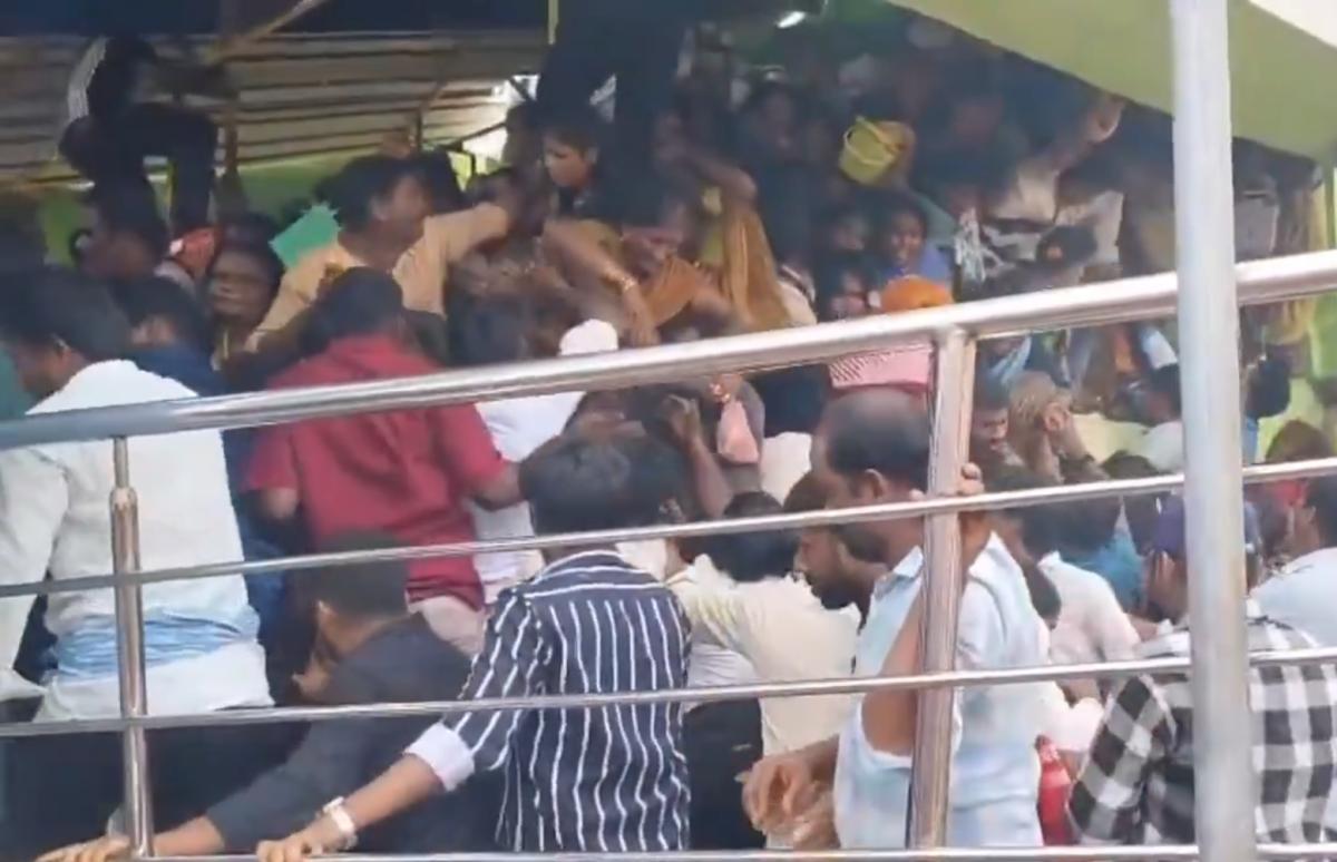 கோயில் கூட்ட நெரிசல்: ஆந்திராவில் 9 பக்தர்கள் உயிரிழப்பு; முதல்வர், அமைச்சர்கள் இரங்கல்!