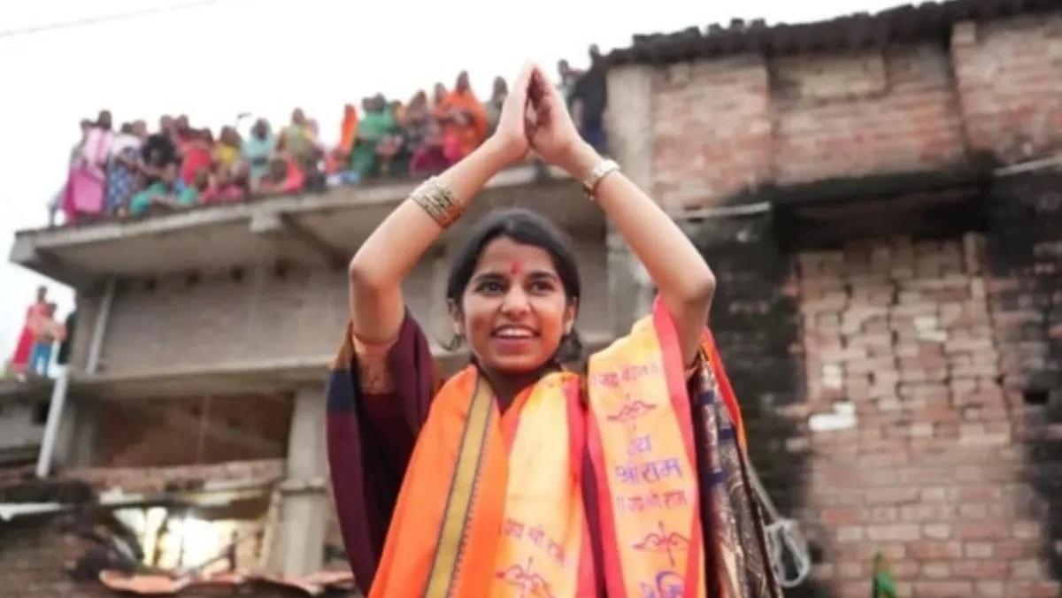 இளம் வயதில் எம்எல்ஏ ஆன முதல் பெண்: பிஹாரில் பாஜக சார்பில் வெற்றி பெற்ற நாட்டுப்புற பாடகி மைதிலி தாக்குர்!