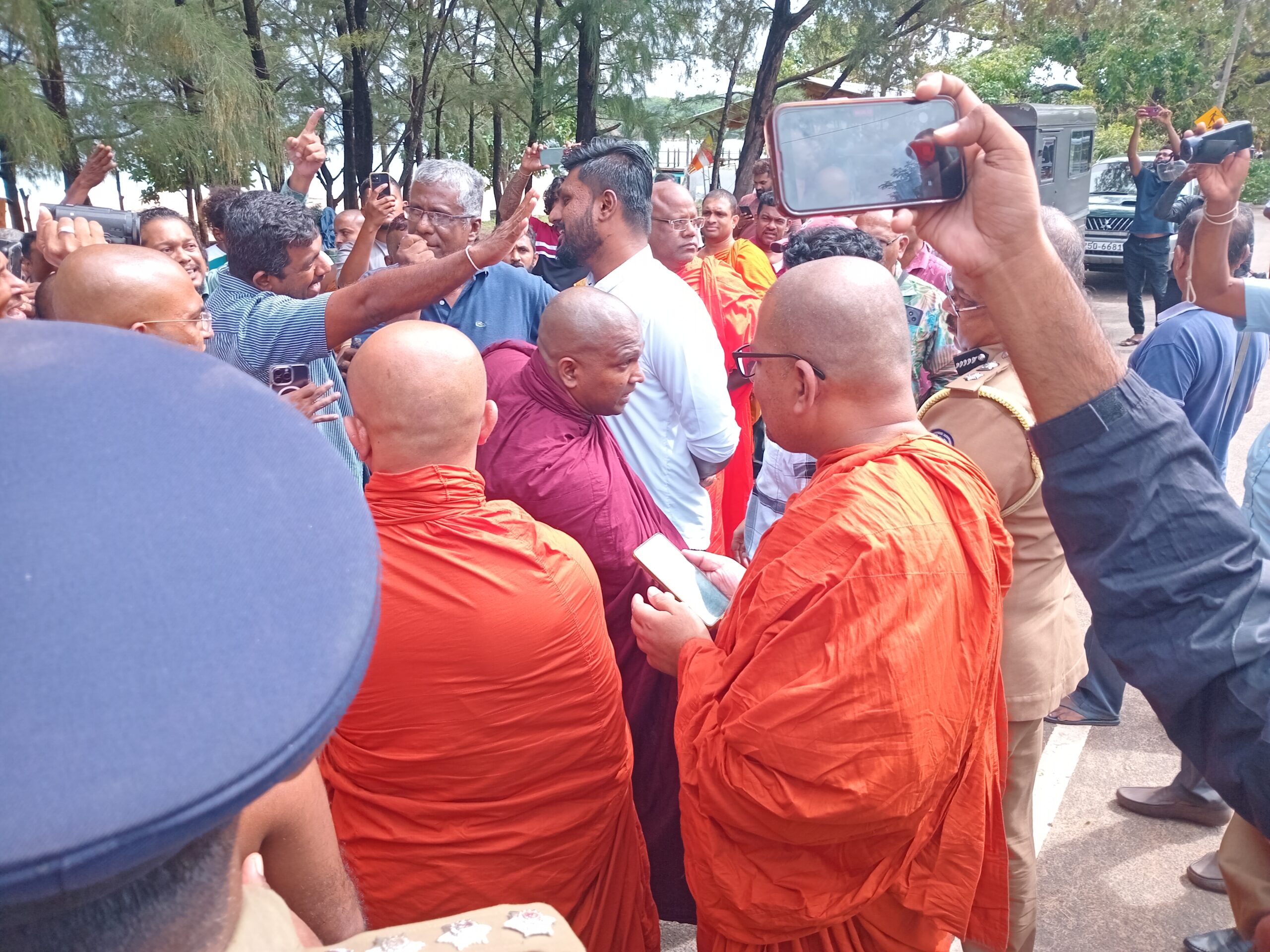 திருமலை கடற்கரையில் மீண்டும் வந்தமர்ந்த புத்தர்  – இது அமைதிக்குப் பங்கம் விளைவிக்கும் எனத் தெரிவித்து மாநகர சபை மேயர் செல்வராஜா பொலிஸில் முறைப்பாடு.