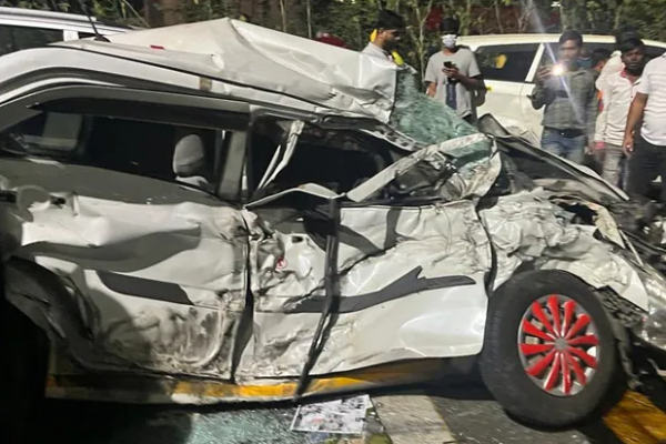 புனேவில் கோர விபத்து: லொறிகளுக்கு இடையே கார் சிக்கி 8 பேர் பலி, 15 பேர் காயம்!