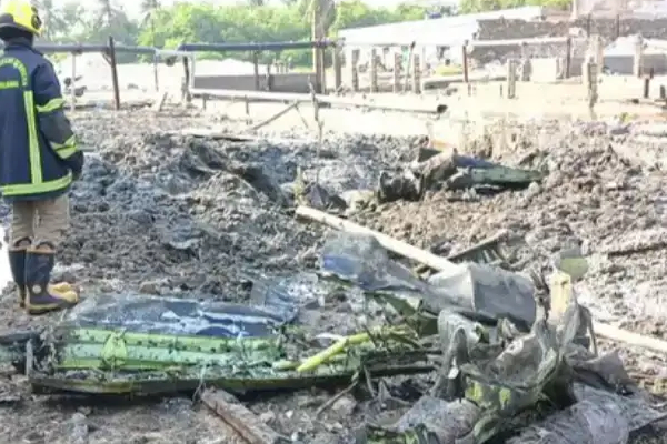 சென்னை அருகே பயிற்சி விமானம் வெடித்துச் சிதறியது: பாராசூட் மூலம் குதித்து விமானிகள் உயிர் தப்பினர்!