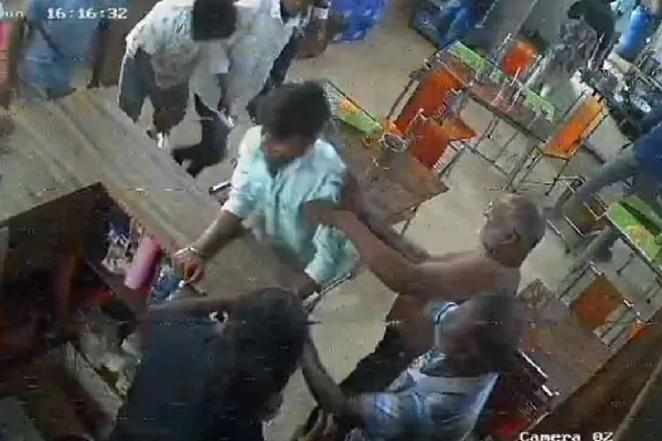 பிரைட் ரைஸ் தர தாமதமானதால் ஆத்திரத்தில் உணவகத்தை அடித்து நொறுக்கிய கும்பல்!  – உணவக ஊழியர் மீது கொடூரத் தாக்குதல்