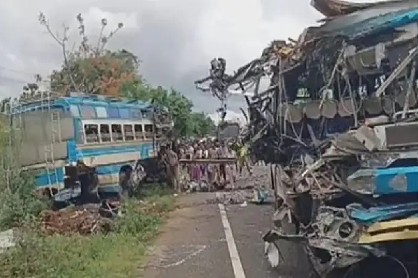 தென்காசி அருகே 2 தனியார் பேருந்துகள் மோதி கோர விபத்து: 8 பேர் பலி, 50 பேர் படுகாயம்!