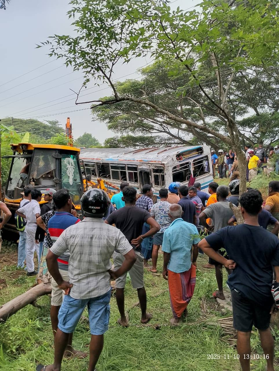 அனுராதபுரத்தில் கோர விபத்து! உயர்தர மாணவன் உயிரிழப்பு!!  – பலரின் நிலைமை கவலைக்கிடம்.