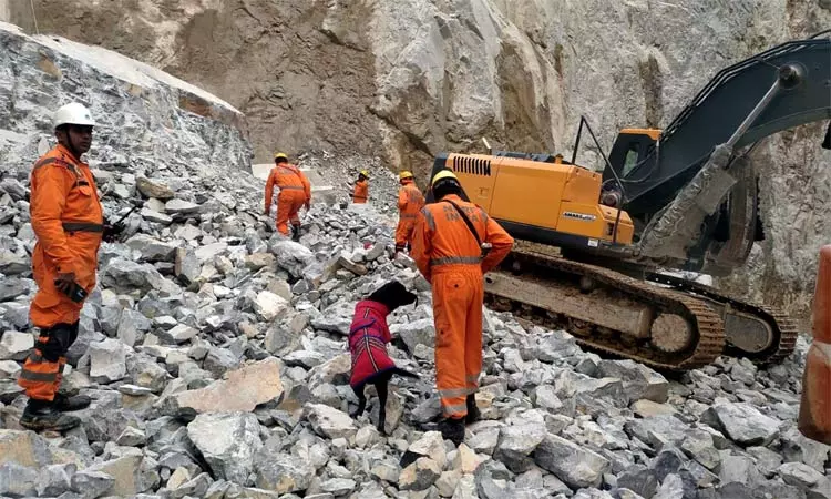 சோன்பத்ரா குவாரி விபத்து: பாறை இடிபாடுகளில் சிக்கி 15 தொழிலாளர்கள் பலி! – 7 பேர் சடலமாக மீட்பு