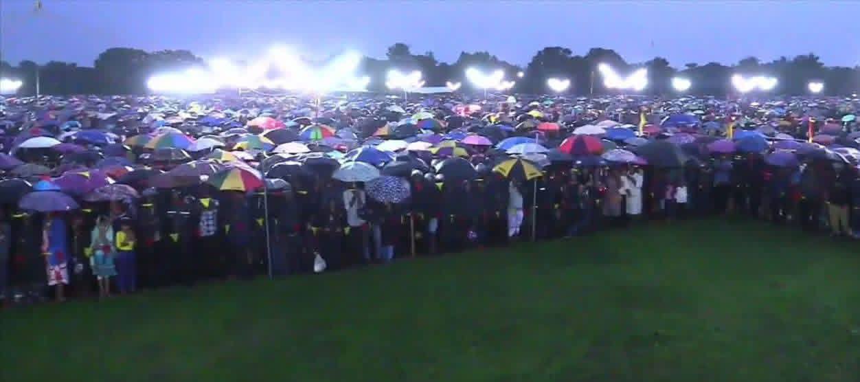 கொட்டும் மழைக்கு மத்தியிலும் தாயகத்தில் மாவீரர் நாள் நிகழ்வு  துயிலும் இல்லங்களில் அலையெனத் திரண்டு   கல்லறை மேனியர்களை அஞ்சலித்த உறவுகள்..